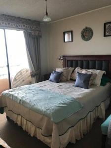 ein Schlafzimmer mit einem großen Bett und blauen Kissen in der Unterkunft Ilimay beautiful 2 floor apartment, for 6 people in Las Cruces