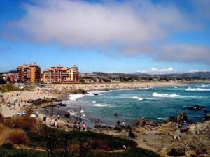 eine Gruppe von Menschen an einem Strand in der Nähe des Ozeans in der Unterkunft Ilimay beautiful 2 floor apartment, for 6 people in Las Cruces