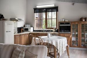Una cocina con una mesa y sillas en una cocina. en French Cottage- 2 bedrooms with huge spa, en Daylesford