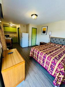Postel nebo postele na pokoji v ubytování Bostonian Inn & Suites