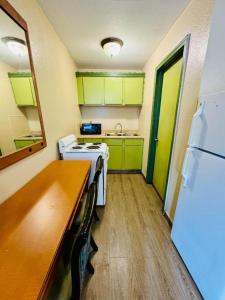 Kuchyň nebo kuchyňský kout v ubytování Bostonian Inn & Suites