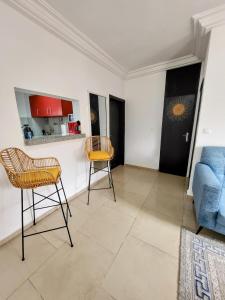 a living room with two chairs and a couch at Résidence ephrata in Cocody