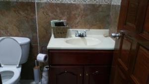 Ein Badezimmer in der Unterkunft DB Tower Vacation Rental