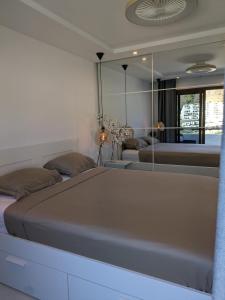 Posedenie v ubytovaní BIG sun terrace renovated 2-bedroom luxury duplex