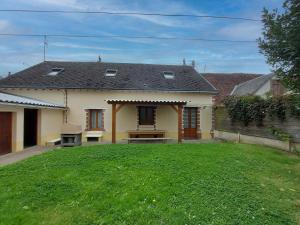 dom z trawnikiem przed nim w obiekcie Maison spacieuse avec jardin, BBQ, table de ping-pong, proche commerces, pour 9 personnes et bébés - FR-1-581-96 w mieście La Bazoche-Gouet