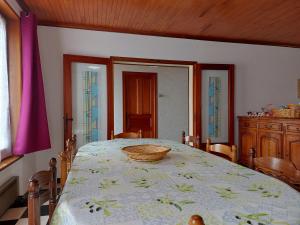 jadalnia ze stołem i koszem w obiekcie Maison spacieuse avec jardin, BBQ, table de ping-pong, proche commerces, pour 9 personnes et bébés - FR-1-581-96 w mieście La Bazoche-Gouet
