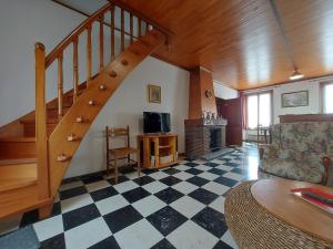 salon ze schodami i szachownicą w obiekcie Maison spacieuse avec jardin, BBQ, table de ping-pong, proche commerces, pour 9 personnes et bébés - FR-1-581-96 w mieście La Bazoche-Gouet