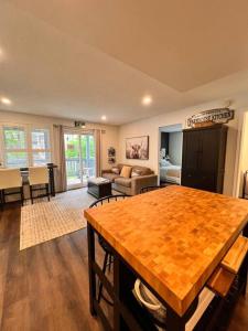 Posezení v ubytování The Perfect Getaway in Renovated Corner Unit