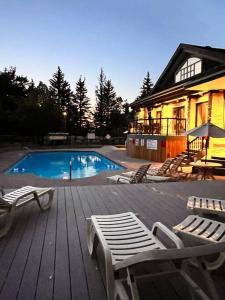 Bazén v ubytování The Perfect Getaway in Renovated Corner Unit nebo v jeho okolí