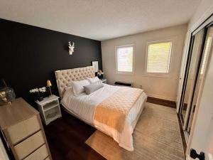 Postel nebo postele na pokoji v ubytování The Perfect Getaway in Renovated Corner Unit + 37 fotografií