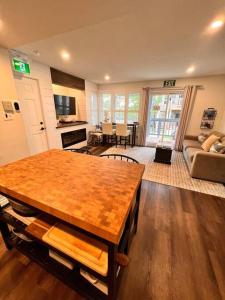 TV a/nebo společenská místnost v ubytování The Perfect Getaway in Renovated Corner Unit