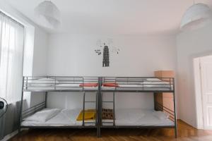 Un ou plusieurs lits dans un hébergement de l'établissement Budapest Party Hostel at Udvarom