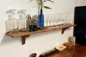 Ποτά στο Amity Jigsaw House