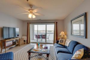Μια τηλεόραση ή/και κέντρο ψυχαγωγίας στο Lakefront Condo in Osage Beach Balcony and Views!