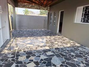 a room with a tiled floor in a house at Casa acolhedora para descanso in Brotas