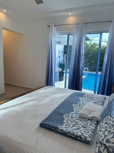 Postel nebo postele na pokoji v ubytování Timeless Luxury Villa-Ocean View 3BRM-5Bath-Pool
