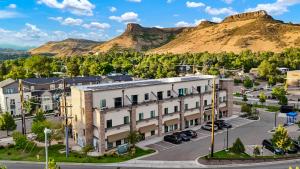 un edificio de apartamentos con una montaña en el fondo en Golden Condo Patio with MTN Views Walk to DT Golden and School of Mines, en Golden