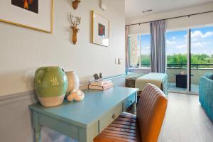 Una sala de estar con una mesa con un jarrón encima. en Golden Condo Patio with MTN Views Walk to DT Golden and School of Mines, en Golden