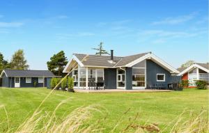 una casa con un prato verde davanti di Holiday Home Vemmingbund Strandvej Broager I a Broager