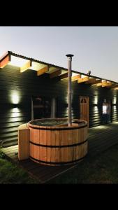 un edificio con una fontana di fronte di Cabañas Aires de Huerquehue a Panguipulli