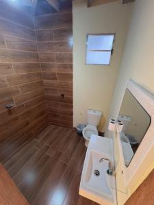 un baño con inodoro y lavabo en Hostel da Verinha, en Itamonte