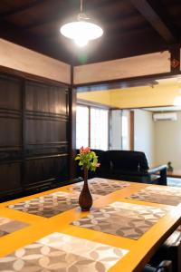 倉敷市にある倉敷の宿Retreat KOBAYASHI 1棟貸切 1日1組限定 11LLDDK 520平米 102年前の伝説の建物 瀬戸内芸術祭2025 直島 美観地区 最大10名 駐車場3台 ベッド8台の花瓶テーブル