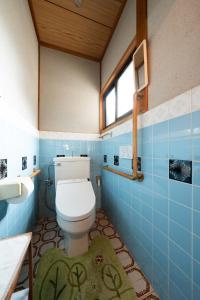 Koupelna v ubytování 倉敷の宿Retreat KOBAYASHI 1棟貸切 1日1組限定 11LLDDK 520平米 102年前の伝説の建物 瀬戸内芸術祭2025 直島 美観地区 最大10名 駐車場3台 ベッド8台