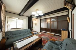 Posezení v ubytování 倉敷の宿Retreat KOBAYASHI 1棟貸切 1日1組限定 11LLDDK 520平米 102年前の伝説の建物 瀬戸内芸術祭2025 直島 美観地区 最大10名 駐車場3台 ベッド8台