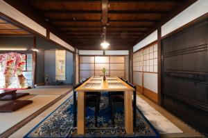 Fotografie z fotogalerie ubytování 倉敷の宿Retreat KOBAYASHI 1棟貸切 1日1組限定 11LLDDK 520平米 102年前の伝説の建物 瀬戸内芸術祭2025 直島 美観地区 最大10名 駐車場3台 ベッド8台 v destinaci Kurašiki