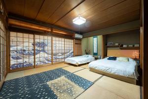 Postel nebo postele na pokoji v ubytování 倉敷の宿Retreat KOBAYASHI 1棟貸切 1日1組限定 11LLDDK 520平米 102年前の伝説の建物 瀬戸内芸術祭2025 直島 美観地区 最大10名 駐車場3台 ベッド8台