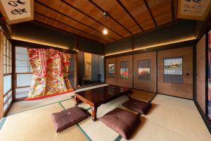 Posezení v ubytování 倉敷の宿Retreat KOBAYASHI 1棟貸切 1日1組限定 11LLDDK 520平米 102年前の伝説の建物 瀬戸内芸術祭2025 直島 美観地区 最大10名 駐車場3台 ベッド8台