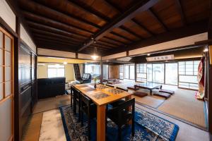 Posezení v ubytování 倉敷の宿Retreat KOBAYASHI 1棟貸切 1日1組限定 11LLDDK 520平米 102年前の伝説の建物 瀬戸内芸術祭2025 直島 美観地区 最大10名 駐車場3台 ベッド8台