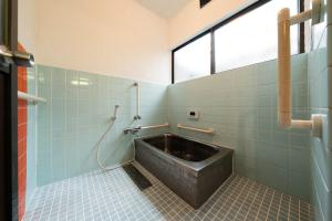 Koupelna v ubytování 倉敷の宿Retreat KOBAYASHI 1棟貸切 1日1組限定 11LLDDK 520平米 102年前の伝説の建物 瀬戸内芸術祭2025 直島 美観地区 最大10名 駐車場3台 ベッド8台