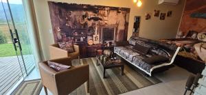 プライア・グランデにあるPousada Green Canyonsのソファとテーブルのあるリビングルーム +83枚の写真