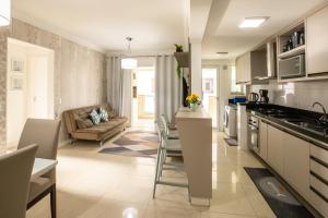 ボンビーニャスにあるEco Village Parkのキッチン、リビングルーム(ソファ付)