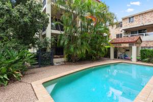 Πισίνα στο ή κοντά στο Private Burleigh Retreat, Short Walk to Beach