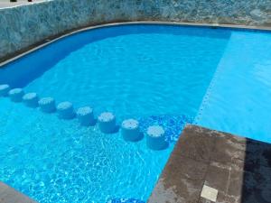 a blue swimming pool with blue water in it at Casa en zona industrial SLP in San Luis Potosí