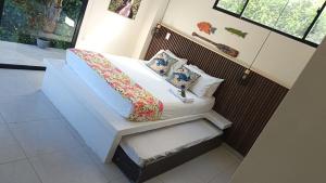 Letto o letti in una camera di Tu Paraíso en Santa Marta Casa con Piscina Privada Ideal para Grupos Altre 48 foto