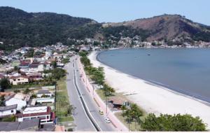 een uitzicht op een strand met huizen en een stad bij Casa com piscina, churrasqueira e terraço com vista pro mar! in Mangaratiba +40 foto's