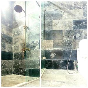 Ένα μπάνιο στο The Moon Town Homestay Hoian +31 φωτογραφίες
