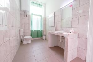 Salle de bains dans l'établissement Budapest Party Hostel at Udvarom