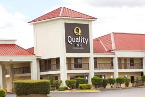 a building with a q authority inn sign on it at Quality Inn near Chattanooga South in Ringgold