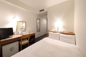 Postel nebo postele na pokoji v ubytování Smile Hotel Nihombashi Mitsukoshimae