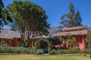 a house with a garden and a tree at Árbol de la Vida in Huaran