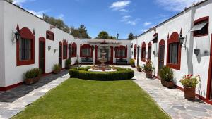 ein Innenhof mit einem Brunnen in der Mitte eines Gebäudes in der Unterkunft Hacienda de Pueblito Atotonilco in Banda