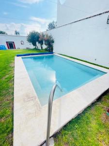 ein Pool in einem Hof neben einem Gebäude in der Unterkunft Hacienda de Pueblito Atotonilco in Banda