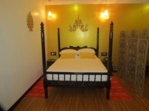 Postel nebo postele na pokoji v ubytování Beyond Yangon Inn