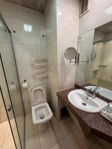 ウランバートルにあるZuut hotelのトイレ、洗面台、シャワー付きのバスルーム