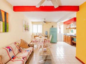 een woonkamer met een bank en een tafel bij Departamentos Varmen in La Paz