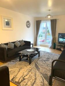 un soggiorno con un divano e un tavolo di 2 Bed Entire Upper Cottage Flat in Central Glasgow a Glasgow